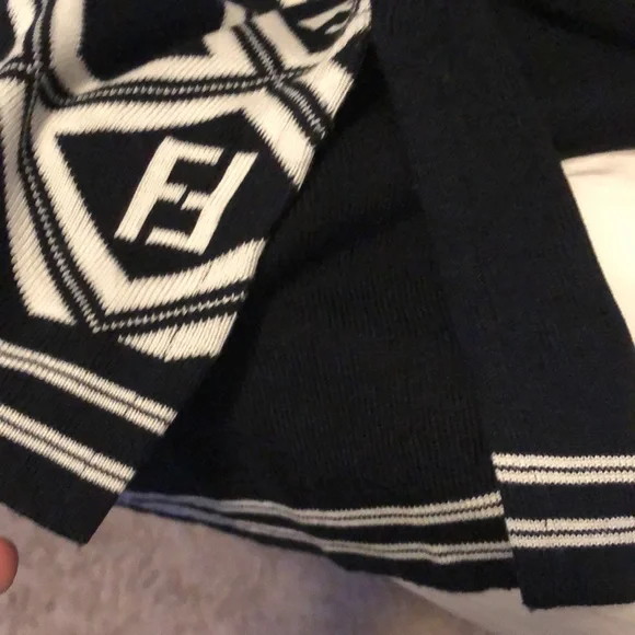 Vintage 1994 Fendi sweater in black and white - Picture 11 of 12